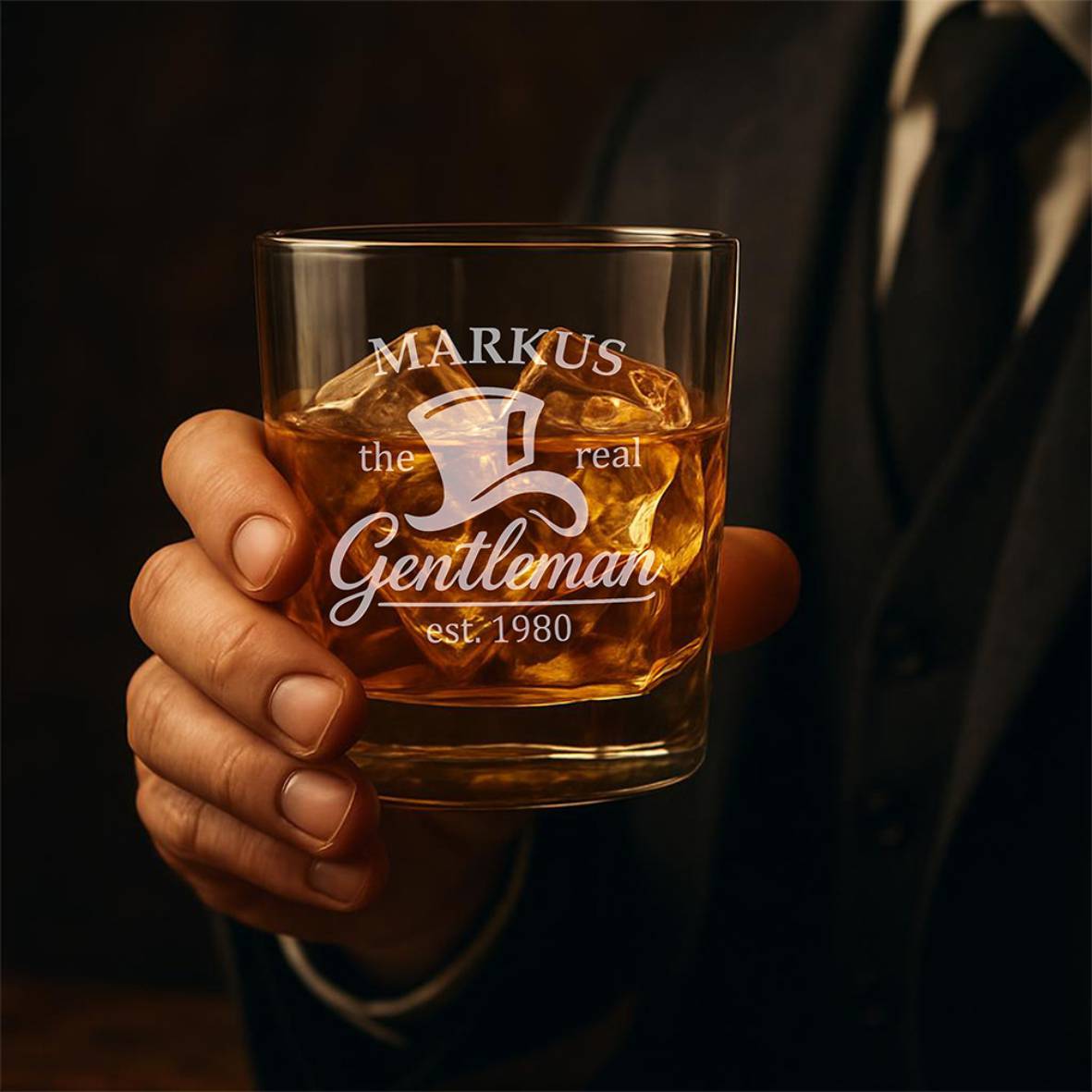 Personalisiertes Whiskey Glas "The real gentleman" mit Name und Geburtsjahr - FOTOFOL