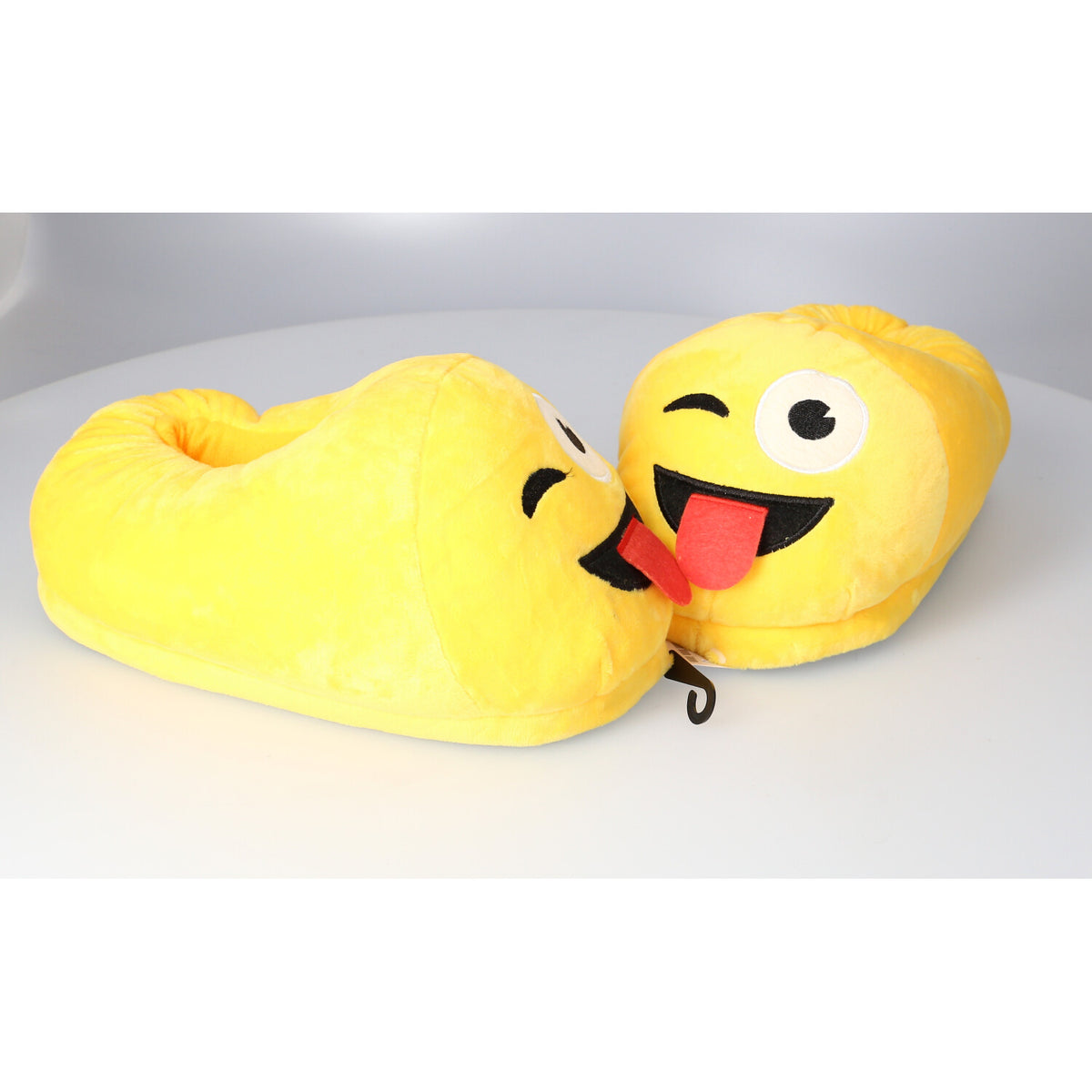 Lustige Emoji Hausschuhe - ausgestreckte Zunge – Bequem, Warm & Stylisch - FOTOFOL