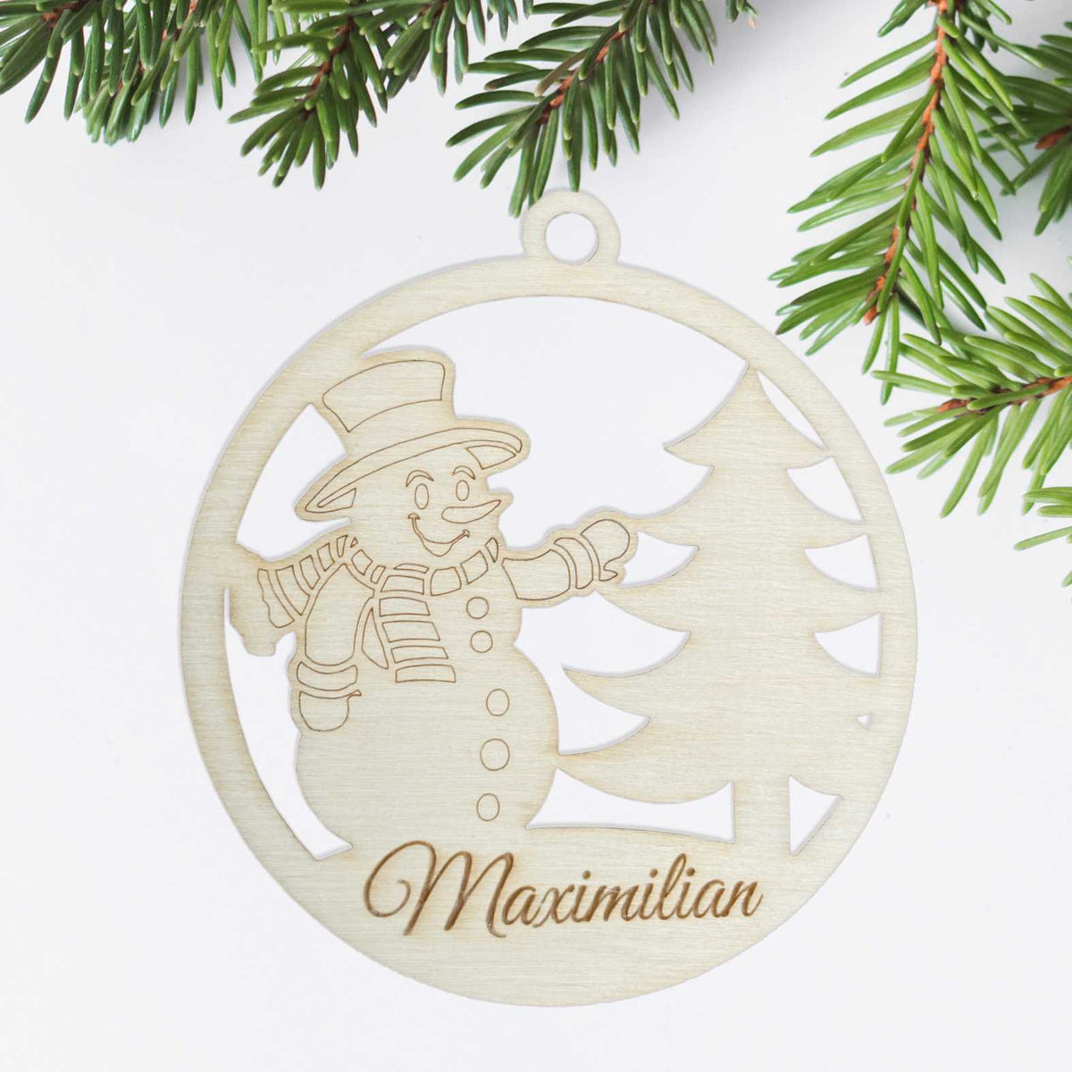 FOTOFOL Personalisierte Weihnachtskugeln aus Holz | Christbaumkugeln mit Namen | Schmücken Sie Ihren Baum oder Tisch mit bezaubernden Weihnachtskugeln aus Holz | Gestalte deine personalisierten Weihnachtskugeln ganz einfach selbst und schaffe so eine bleibende Erinnerung.