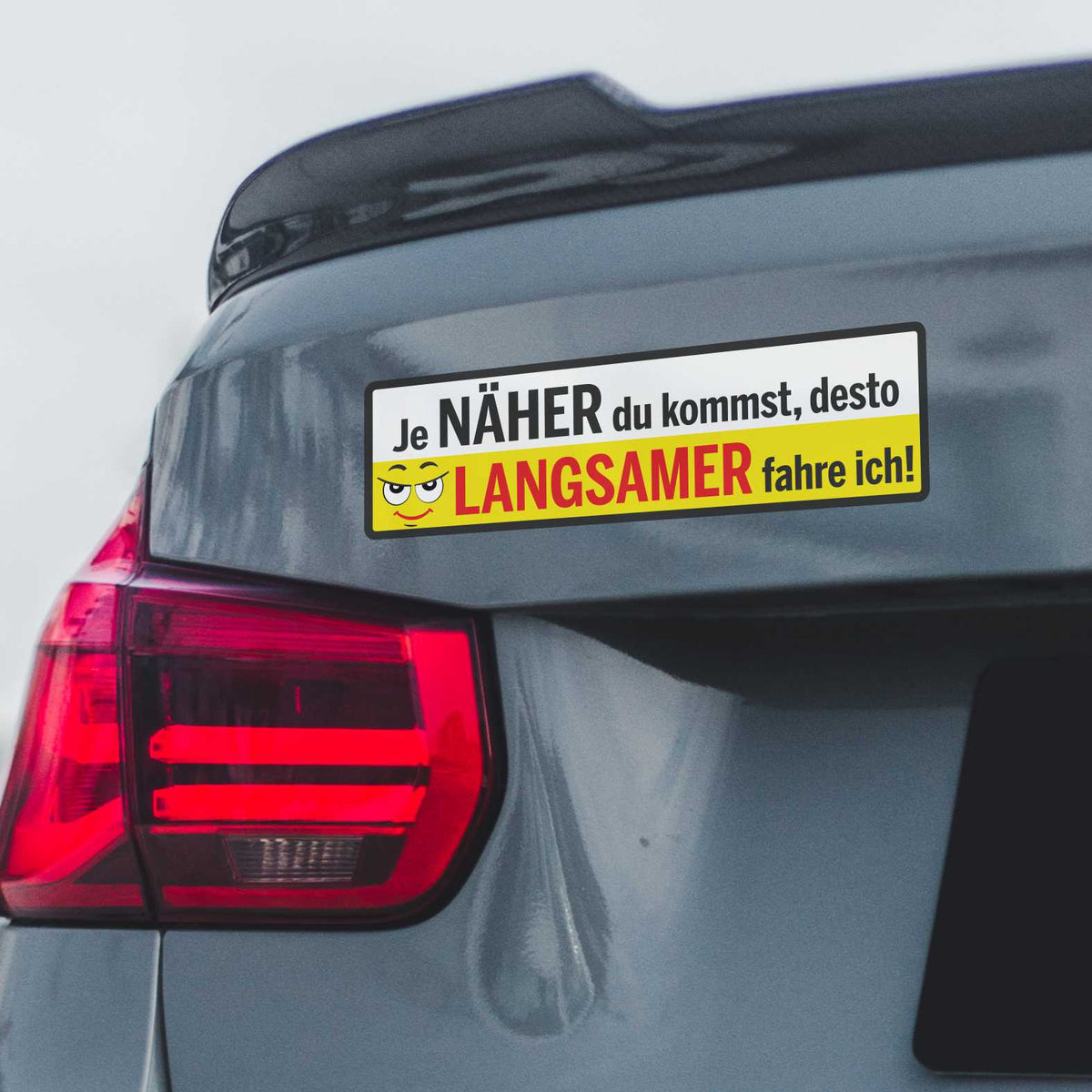 Lustige Aufkleber -  "Je NÄHER du kommst desto LANGSAMER fahre ich!"- Style 4 - FOTOFOL